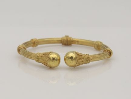 Zolotas
18k gold bangle with ribbed design decorat