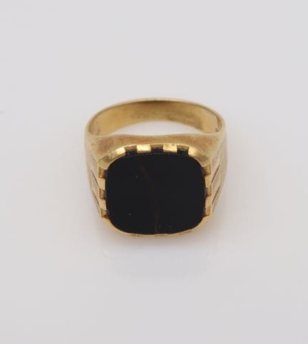 18k gold gentleman’s ring with onyx. Size: 63. Gro