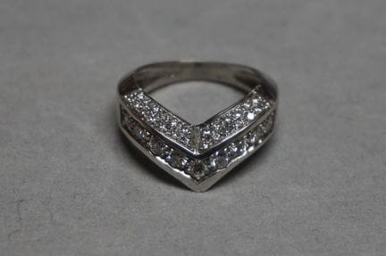 Elegant modern ring - 18-karat white gold - with 0