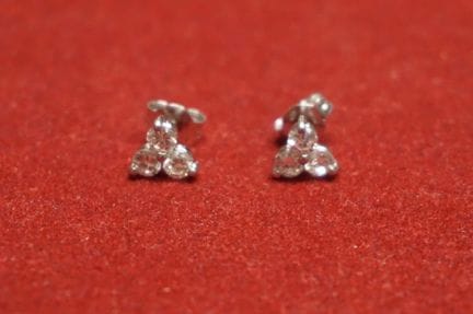2 枚精美耳钉 - 18K 白金，镶嵌 6 颗 0.79 克拉钻石