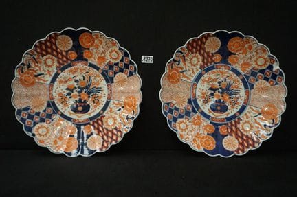 2 große japanische Porzellanteller – Imari – mit g