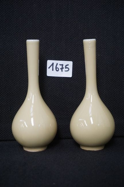 2 Chinese bottle-shaped vases—porcelain—H: 16 cm