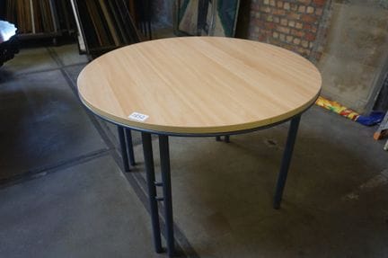 table ronde moderne sur un piètement en métal bleu