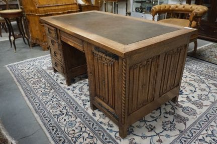 Gran escritorio neogótico de madera de roble, con 