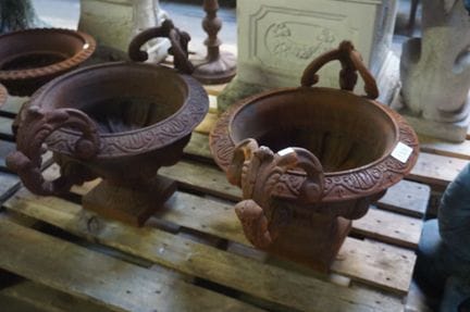 2 beautiful garden vases in cast iron - with doubl