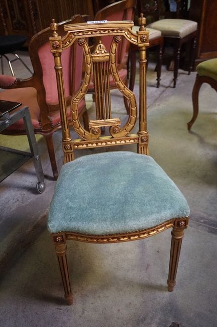 belle chaise dorée de style Louis XVI - dossier en