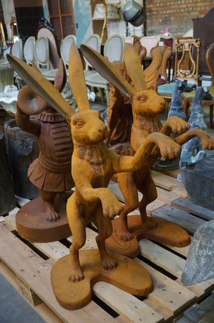 2 large cast-iron sculptures—“hares”—H: 96 cm