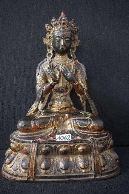 Chinesische Bronzestatue – „Sitzende Tara auf eine