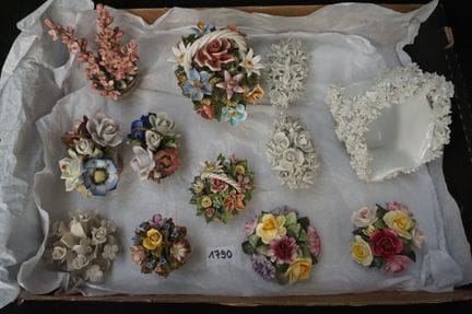 lotto di vari cesti di fiori in maiolica – tra cui