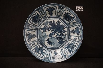 Beautiful, large antique Chinese plate in crackle 