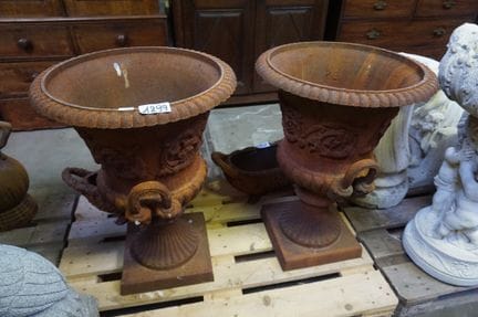 2 large cast-iron garden vases - Medici style - di