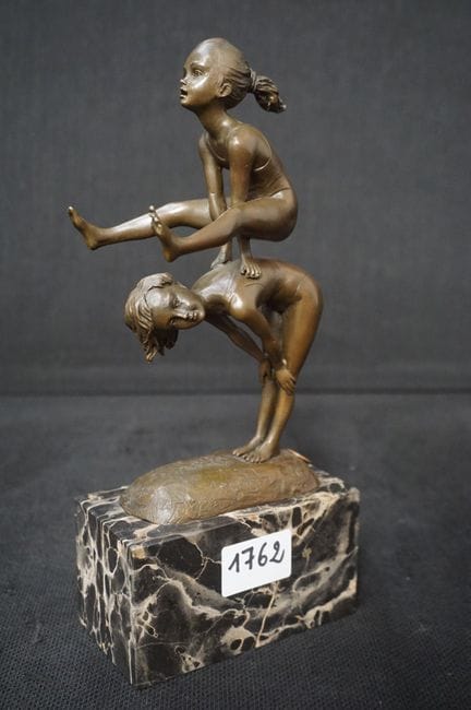gruppo scultoreo in bronzo - su piedistallo di mar