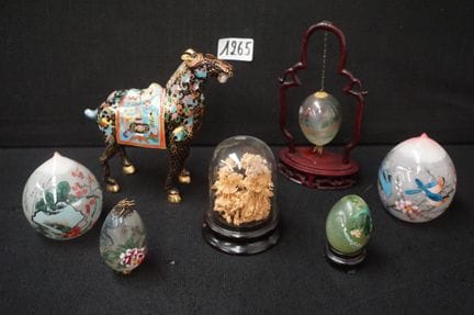 asiatische Objekte – darunter Cloisonné, bemaltes 