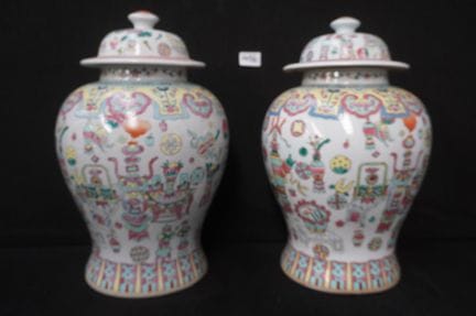 2 chinesische Porzellanvasen mit Deckel – im Stil 