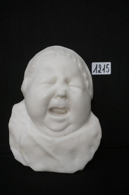 white marble sculpture - "crying child" - H: 24 cm