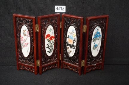 精美的四扇式中式桌屏风——正面为艺伎手绘图案，背面为花鸟图案——高：22 厘米 宽：36 厘米