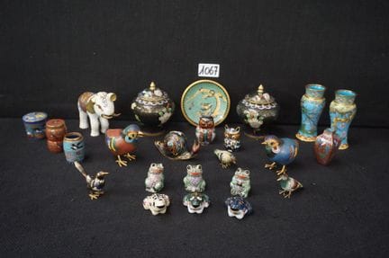 Schöne Auswahl an Cloisonné-Miniaturen – darunter: