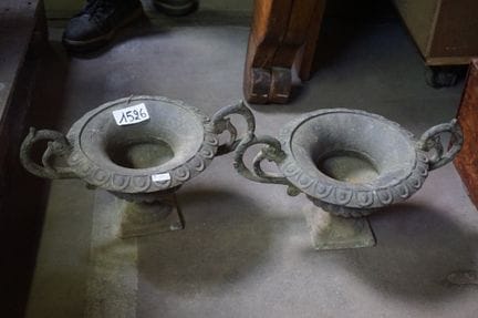2 cast-iron garden vases - H: 25 cm - diameter: 28