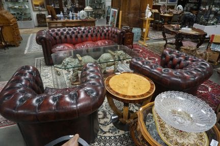 Bonito conjunto de salón Chesterfield de tres piez