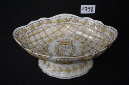 bol sur pied en craquelé - orné d'un blason - L : 