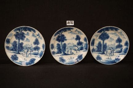 DELFT - 3 beautiful 18th-century plates—blue and w