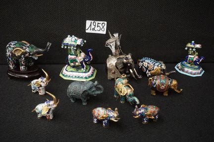 Lot: verschiedene Miniatur-Elefanten – in Cloisonn