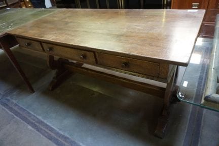 Bureau espagnol à 3 tiroirs - H : 76 cm - L : 152 