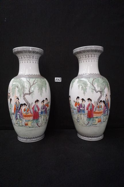 2 Chinese porcelain vases (a pair!)—decorated with