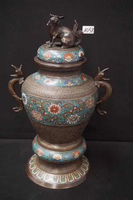 Schöne asiatische Vase mit Deckel aus Bronze und C