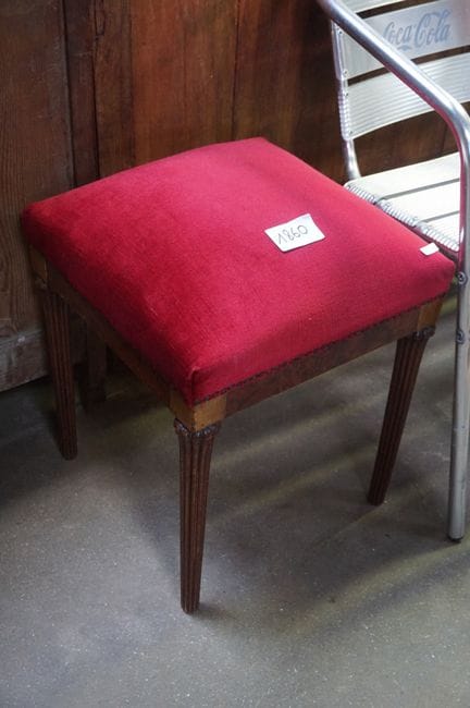 petit banc en velours rouge