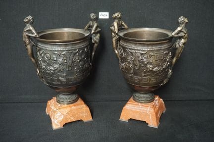 2 beautiful urn vases in bronze - on pedestal in m