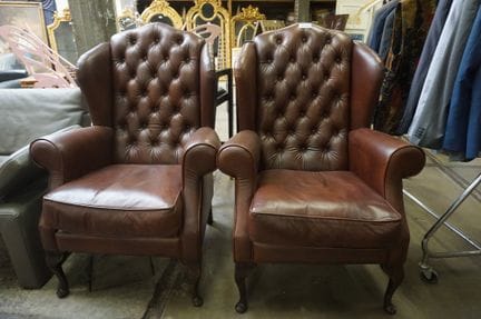 2 bonitos sillones Chesterfield —de cuero marrón— 