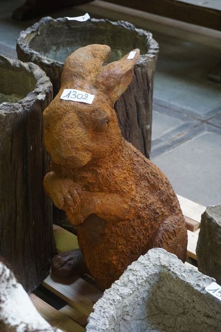 "Large cast-iron sculpture—seated rabbit" - H: 58 