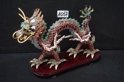 Chinesischer Drache in Cloisonné-Technik – auf ein