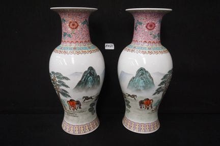 2 chinesische Porzellanvasen – unten gestempelt – 