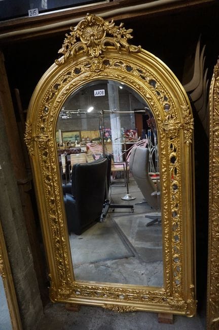Precioso espejo grande dorado —de estilo barroco— 