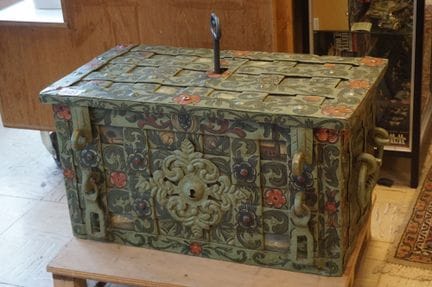 Precioso «cofre de la Armada» del siglo XVII —de h