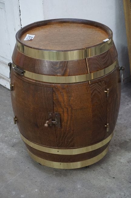 minibar vintage in legno - a forma di botte di vin