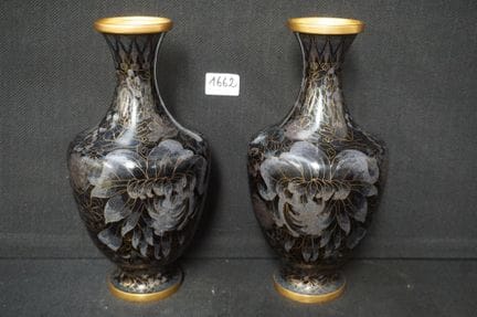 2 Chinese cloisonné vases—floral design—H: 30 cm