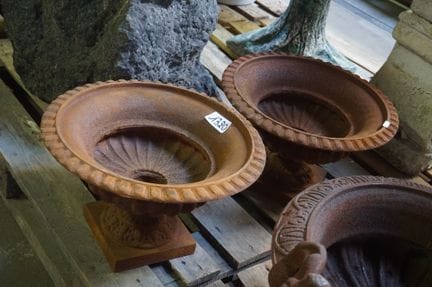 2 beautiful cast-iron garden vases - H: 30 cm - di