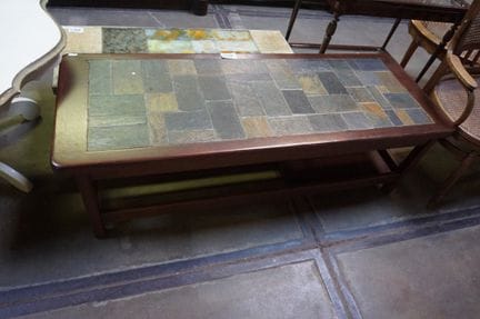table basse vintage avec plateau en pierre naturel