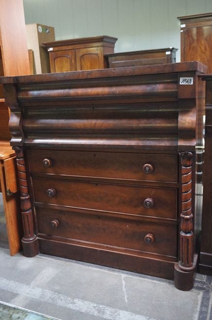 19th-century English chest of drawers - mahogany -