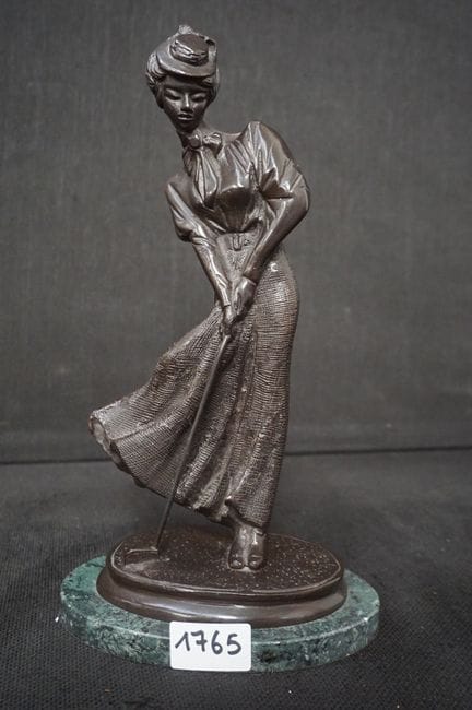 scultura in bronzo - "L'elegante giocatrice di gol