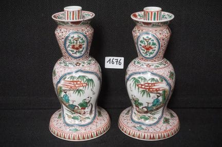 2件中国瓷烛台 - 吴彩风格 - 饰以花鸟 - 穿孔 - 高：24厘米
