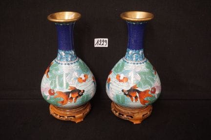 2 chinesische Cloisonné-Vasen – mit Holzsockeln – 