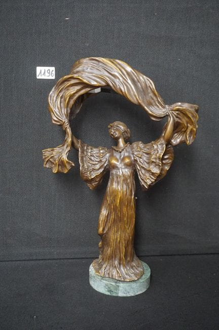 Preciosa lámpara con figura de bronce de estilo Ar