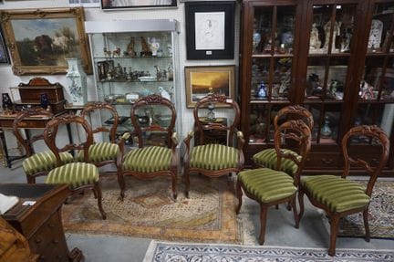 6 splendide sedie d'epoca con 2 poltrone abbinate 