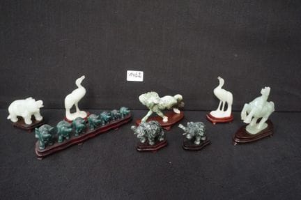 Verschiedene Tierfiguren aus Jadeit und Serpentin 