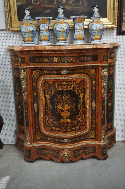 Beautiful Napoleon III-style marquetry chest of dr