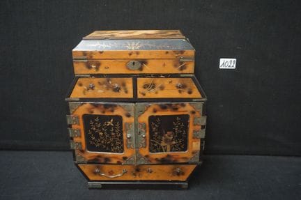 Beautiful Japanese lacquer cabinet—Meiji period—de